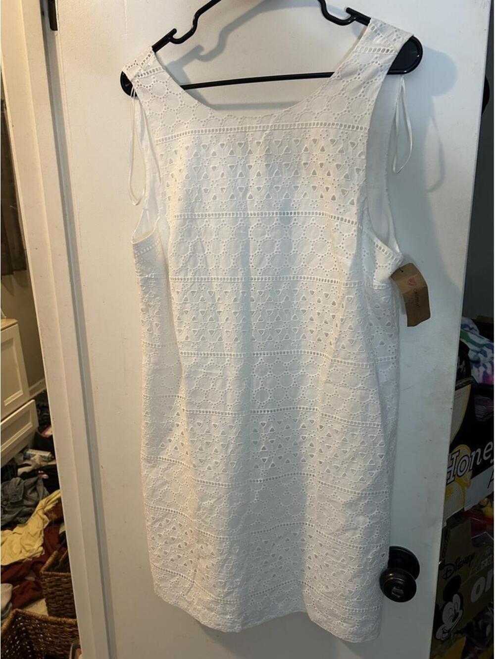 Cremieux white summer dress with v-neck and knit work. Size L New with Tags.